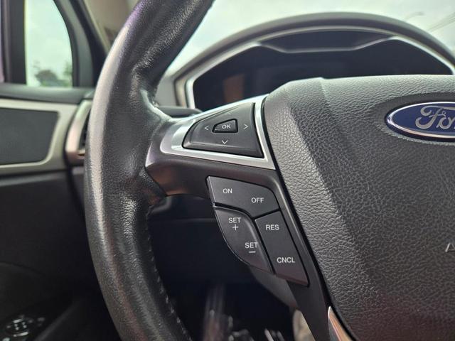 Photo of 2013 White Platinum Ford Fusion