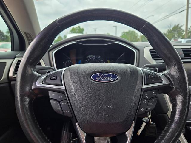 Photo of 2013 White Platinum Ford Fusion