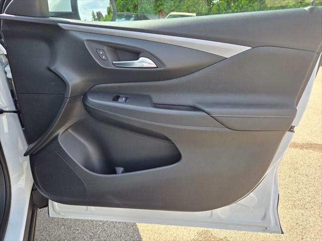 Photo of 2025 Summit White Buick Envista