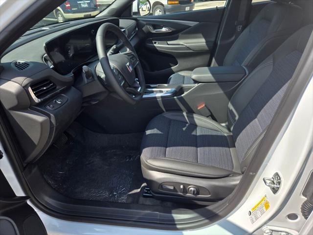 Photo of 2025 Summit White Buick Envista