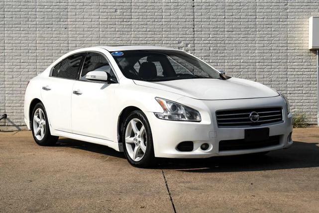 Photo of 2010 White Nissan Maxima