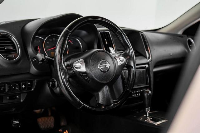 Photo of 2010 White Nissan Maxima