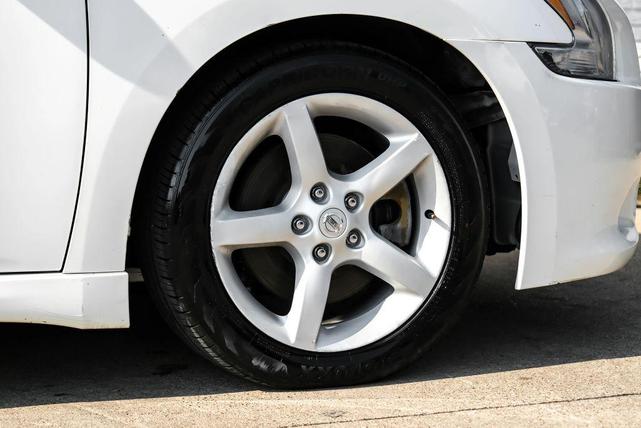 Photo of 2010 White Nissan Maxima