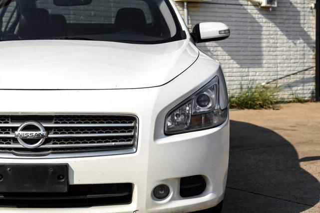 Photo of 2010 White Nissan Maxima