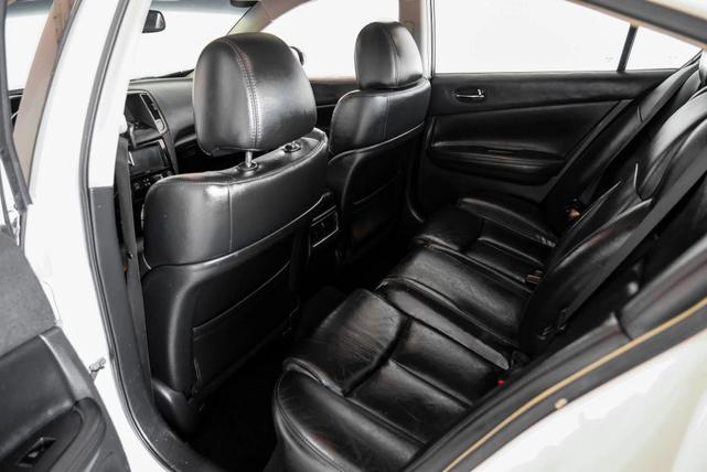 Photo of 2010 White Nissan Maxima