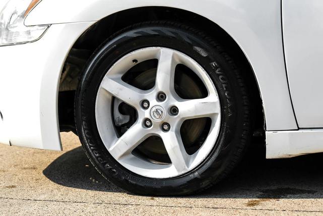 Photo of 2010 White Nissan Maxima