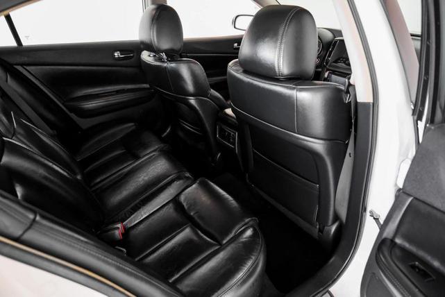 Photo of 2010 White Nissan Maxima
