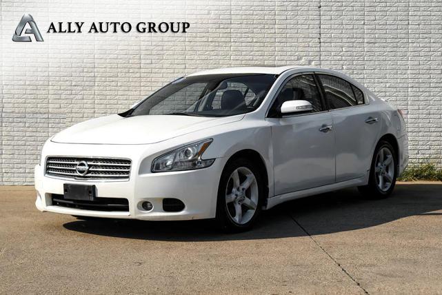Photo of 2010 White Nissan Maxima