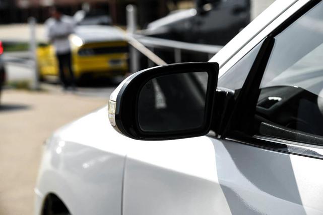 Photo of 2010 White Nissan Maxima