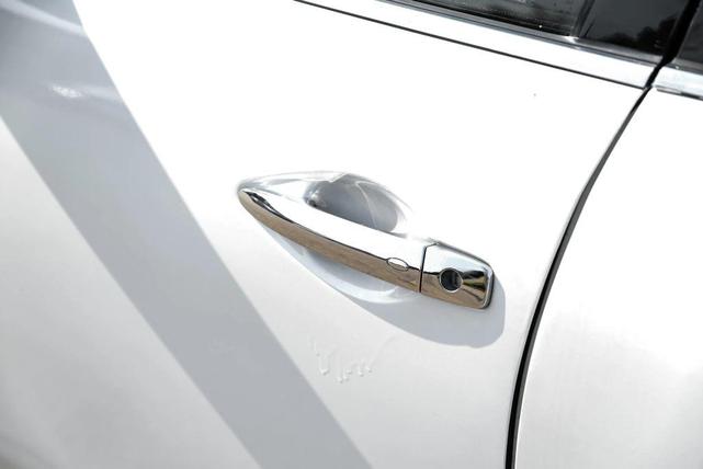 Photo of 2010 White Nissan Maxima