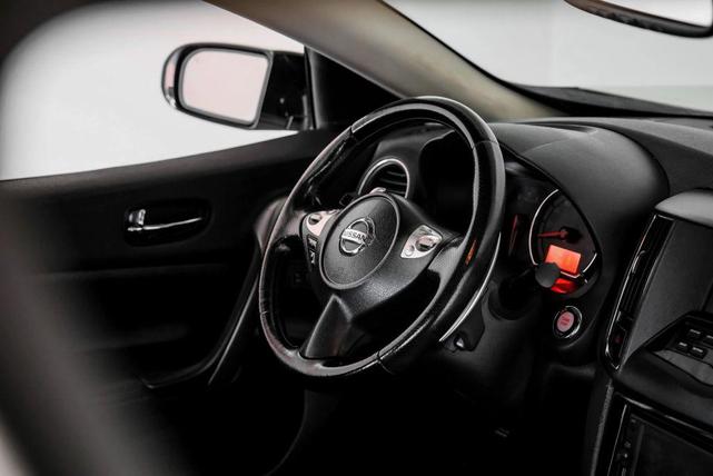 Photo of 2010 White Nissan Maxima