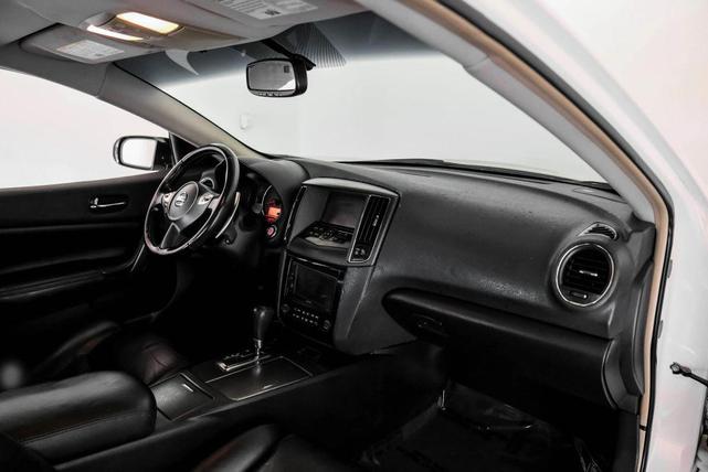 Photo of 2010 White Nissan Maxima