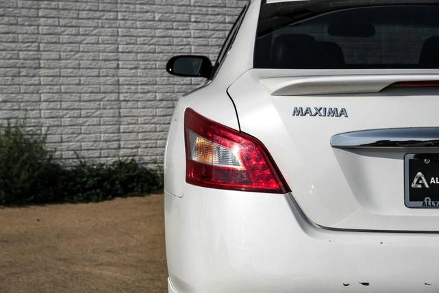 Photo of 2010 White Nissan Maxima