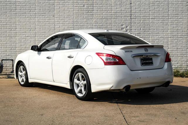 Photo of 2010 White Nissan Maxima