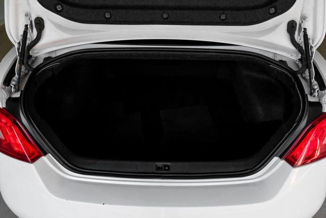 Photo of 2010 White Nissan Maxima