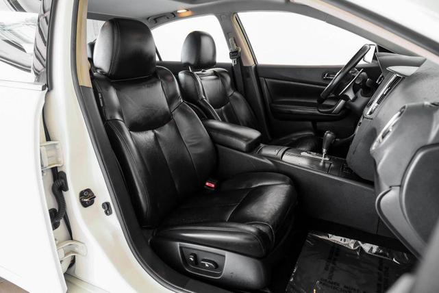 Photo of 2010 White Nissan Maxima