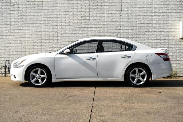 Photo of 2010 White Nissan Maxima