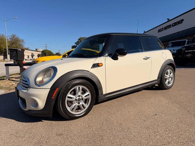 Photo of 2013 White MINI Hardtop