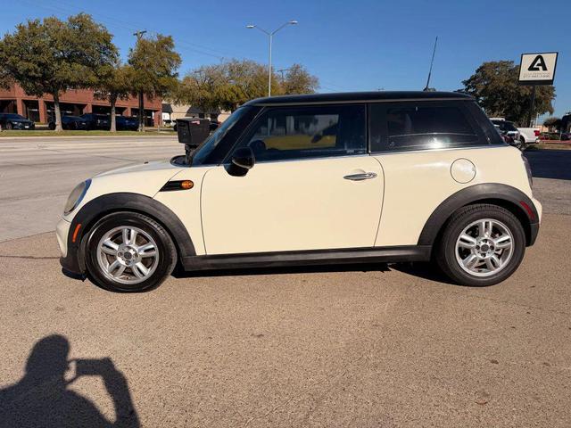 Photo of 2013 White MINI Hardtop