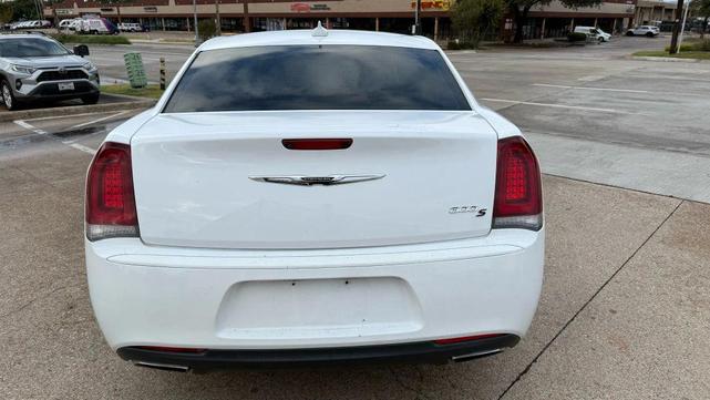 Photo of 2017 White Chrysler 300
