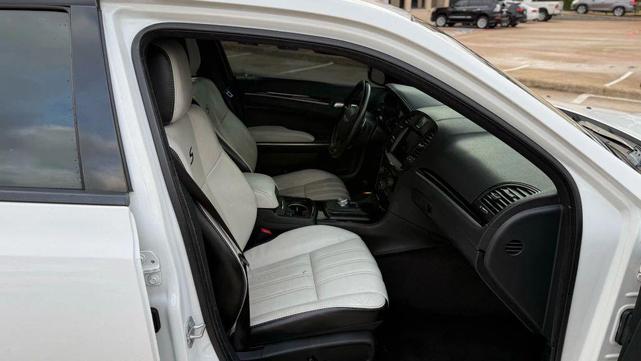 Photo of 2017 White Chrysler 300