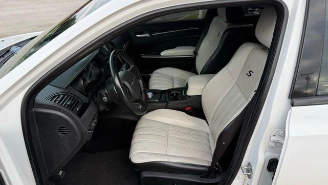 Photo of 2017 White Chrysler 300