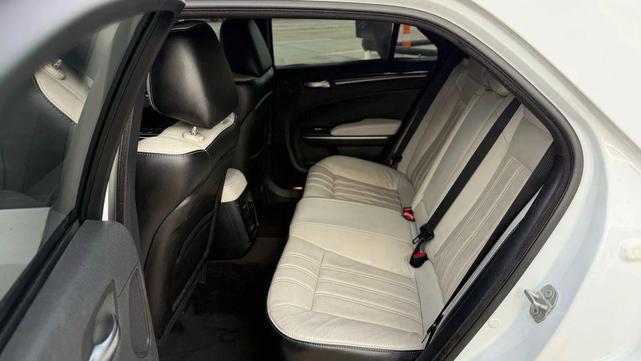 Photo of 2017 White Chrysler 300