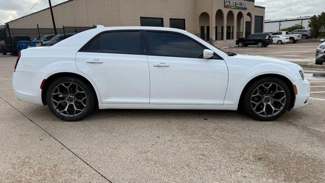 Photo of 2017 White Chrysler 300