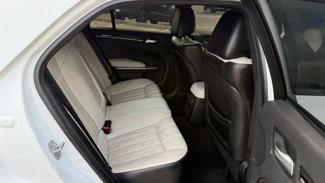 Photo of 2017 White Chrysler 300