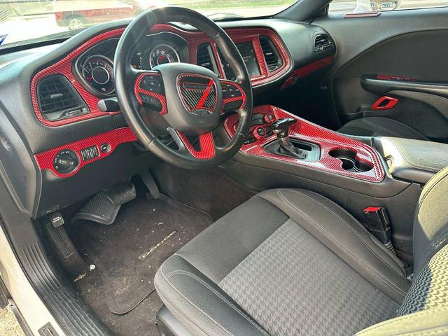 Photo of 2016 White Dodge Challenger