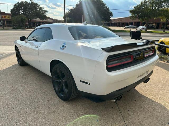 Photo of 2016 White Dodge Challenger