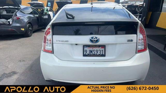Photo of 2013 White Toyota Prius