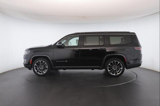 Photo of 2022 Diamond Black Crystal Pearlcoat Jeep Wagoneer
