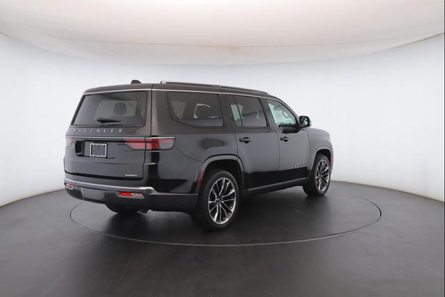 Photo of 2022 Diamond Black Crystal Pearlcoat Jeep Wagoneer