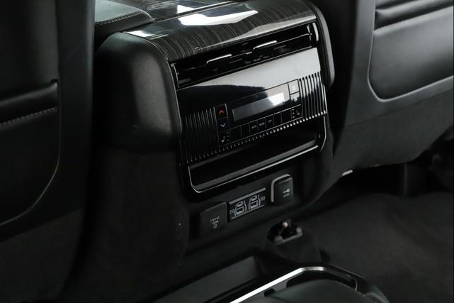 Photo of 2022 Diamond Black Crystal Pearlcoat Jeep Wagoneer