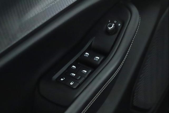 Photo of 2023 Diamond Black Crystal Pearlcoat Jeep Grand Cherokee L