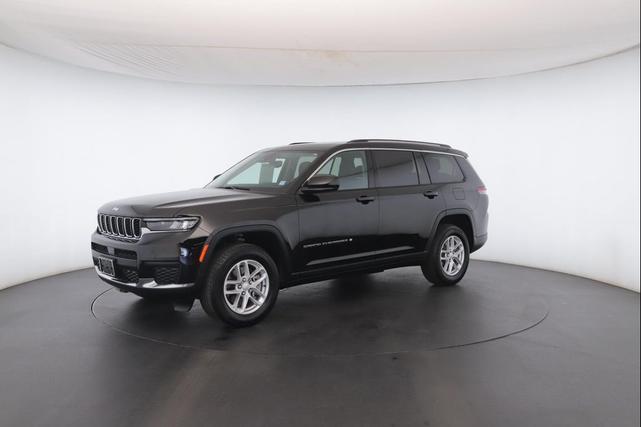 Photo of 2023 Diamond Black Crystal Pearlcoat Jeep Grand Cherokee L