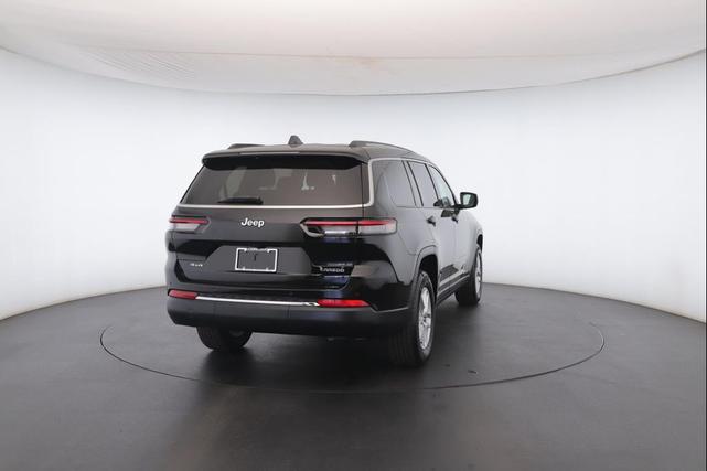 Photo of 2023 Diamond Black Crystal Pearlcoat Jeep Grand Cherokee L