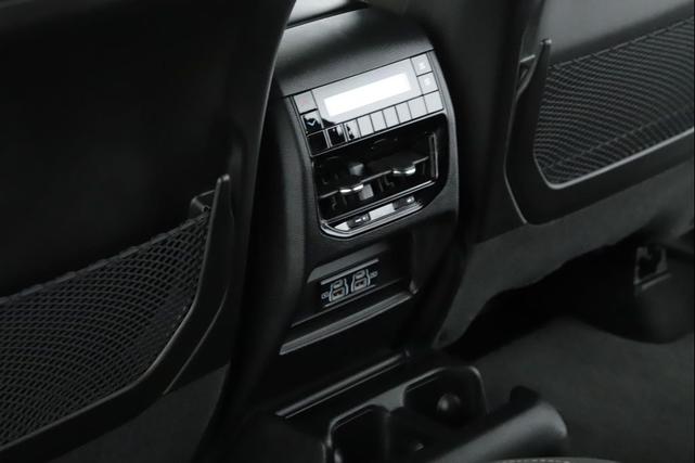 Photo of 2023 Diamond Black Crystal Pearlcoat Jeep Grand Cherokee L