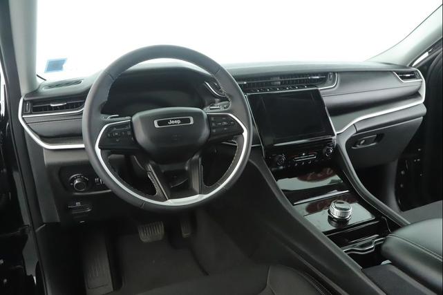 Photo of 2023 Diamond Black Crystal Pearlcoat Jeep Grand Cherokee L