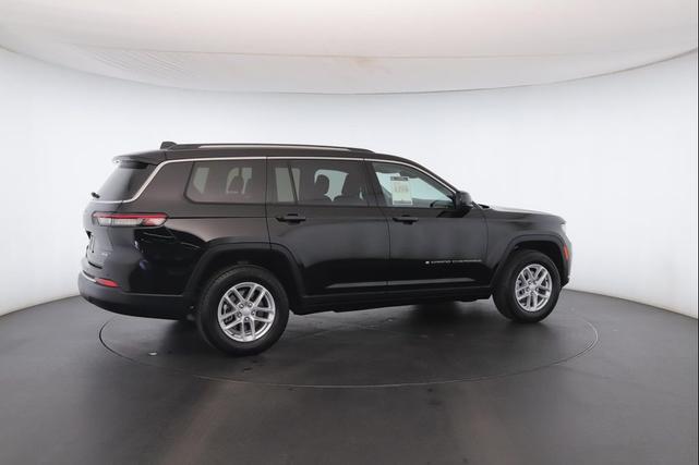 Photo of 2023 Diamond Black Crystal Pearlcoat Jeep Grand Cherokee L