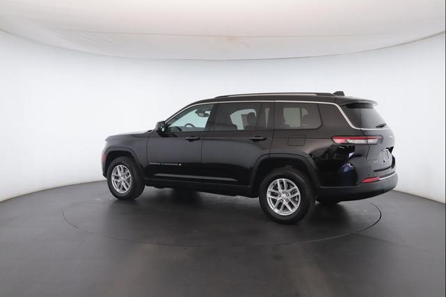Photo of 2023 Diamond Black Crystal Pearlcoat Jeep Grand Cherokee L