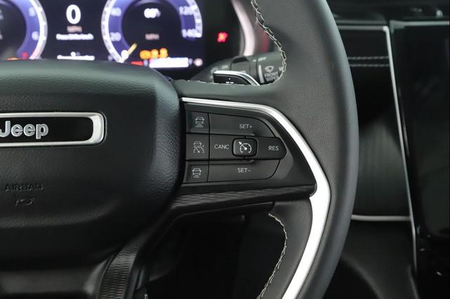 Photo of 2023 Diamond Black Crystal Pearlcoat Jeep Grand Cherokee L
