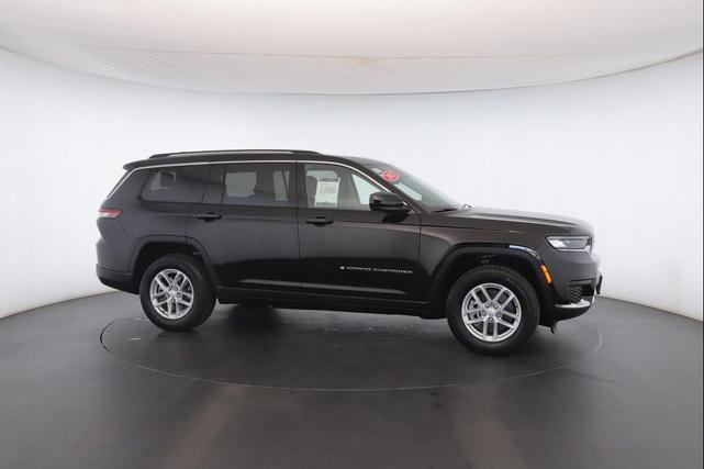 Photo of 2023 Diamond Black Crystal Pearlcoat Jeep Grand Cherokee L