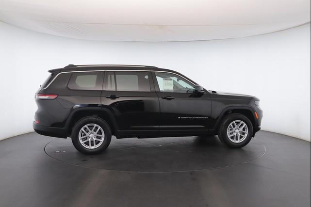 Photo of 2023 Diamond Black Crystal Pearlcoat Jeep Grand Cherokee L