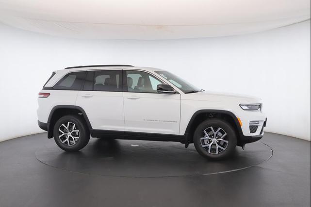 Photo of 2025 Bright White Clearcoat Jeep Grand Cherokee