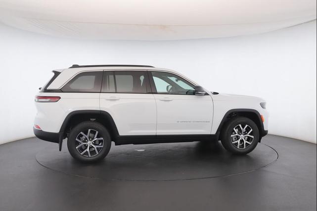 Photo of 2025 Bright White Clearcoat Jeep Grand Cherokee
