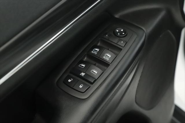 Photo of 2022 Bright White Clearcoat Jeep Grand Cherokee