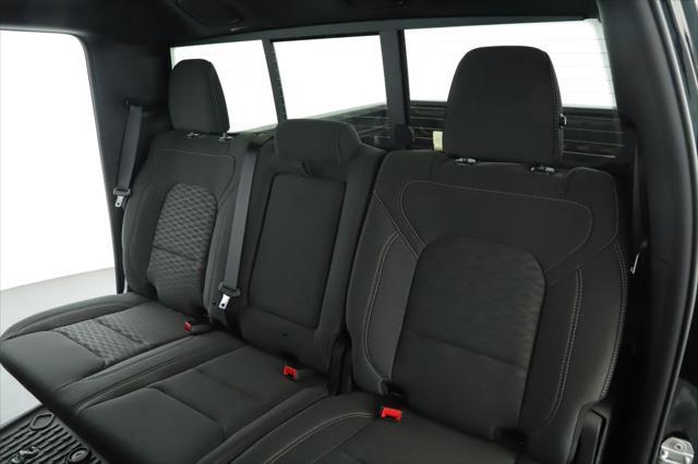 Photo of 2025 Diamond Black Crystal Pearlcoat RAM 1500