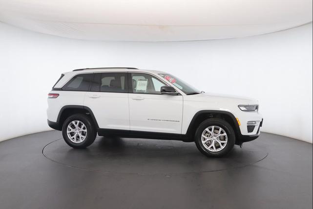 Photo of 2022 Bright White Clearcoat Jeep Grand Cherokee
